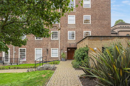 Photo 29 - Peaceful Putney Apartment by Underthedoormat