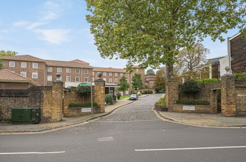 Photo 26 - Peaceful Putney Apartment by Underthedoormat