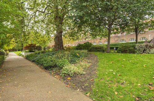 Photo 24 - Peaceful Putney Apartment by Underthedoormat