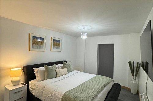 Photo 9 - Stunning 2-bed Apartment in Dartford
