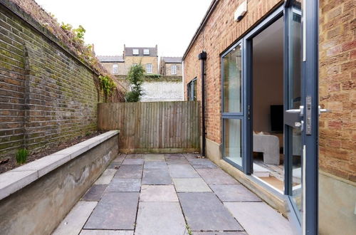 Photo 24 - The Putney Escape - Trendy 2bdr Flat With Terrace + Parking