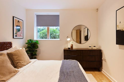 Photo 2 - The Putney Escape - Trendy 2bdr Flat With Terrace + Parking