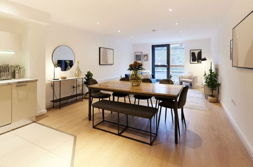 Photo 10 - The Putney Escape - Trendy 2bdr Flat With Terrace + Parking