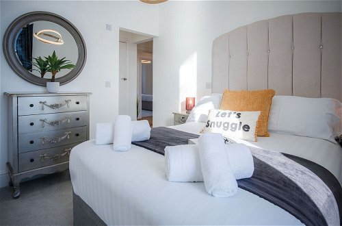 Photo 2 - Caldey View - Luxury 2 Bedroom - Panorama - Tenby