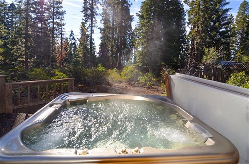 Foto 14 - Spacious Tahoe Vista Cabin: Hot Tub, Walk to Beach