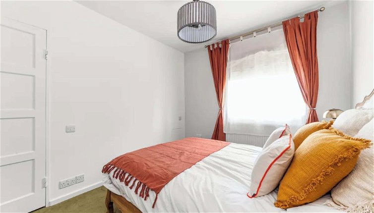 Photo 1 - Serene 3BD Flat, View of the Thames - Hammersmith