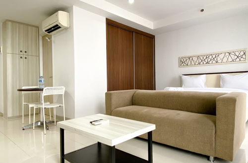 Foto 3 - Comfortable And Nice Studio At 27Th Floor Azalea Suites Apartment