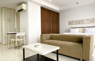 Foto 3 - Comfortable And Nice Studio At 27Th Floor Azalea Suites Apartment