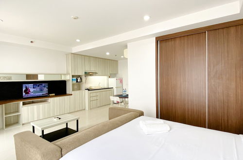 Photo 9 - Comfortable And Nice Studio At 27Th Floor Azalea Suites Apartment