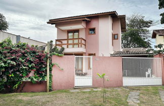 Foto 1 - Casa Família com Quintal, Churrasqueira e Garagem
