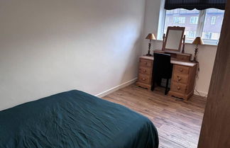 Photo 2 - Spacious 2-bed Apartment in Hornchurch