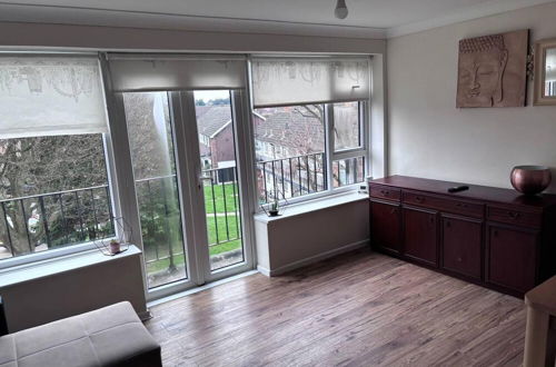 Photo 21 - Spacious 2-bed Apartment in Hornchurch