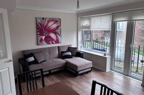 Photo 12 - Stunning 2-bed Apartment in Hornchurch