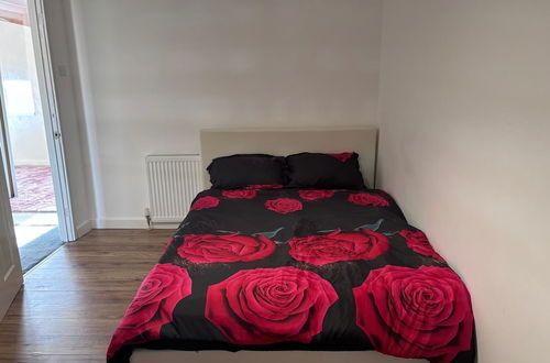 Photo 2 - Spacious 2-bed Apartment in Hornchurch