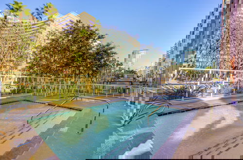 Foto 3 - Luxe Long Beach Condo w/ Pool: 1 Mi to Shoreline