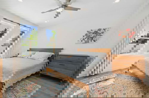 Foto 6 - Blissful Getaway 4 BDR Whole Home Heated Pool!