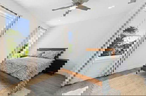 Foto 9 - Blissful Getaway 4 BDR Whole Home Heated Pool!