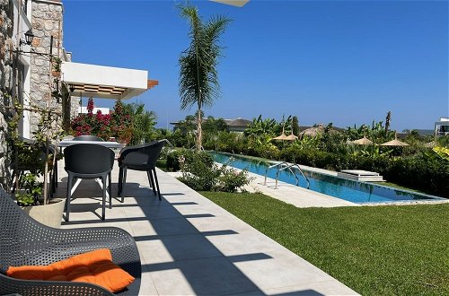 Foto 30 - Gorgeous Seafront Villa in a Prime Resort