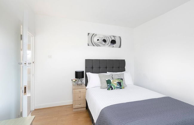 Skyvillion - Enfield 4bed House W Garden & Parking - Foto 16
