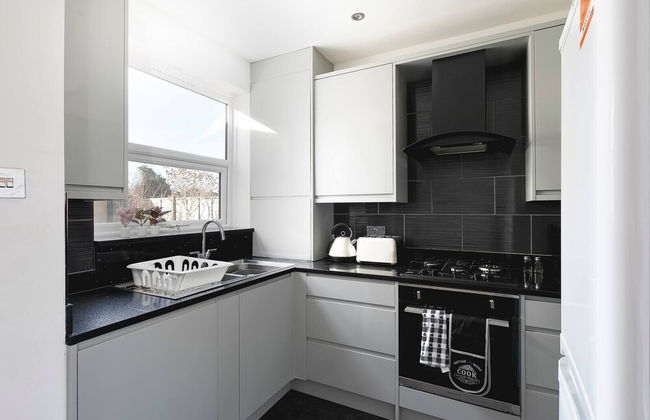 Skyvillion - Enfield 4bed House W Garden & Parking - Foto 27
