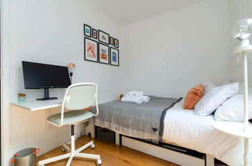 Photo 4 - Inviting 2BD Flat - 1 Min From Deptford Station