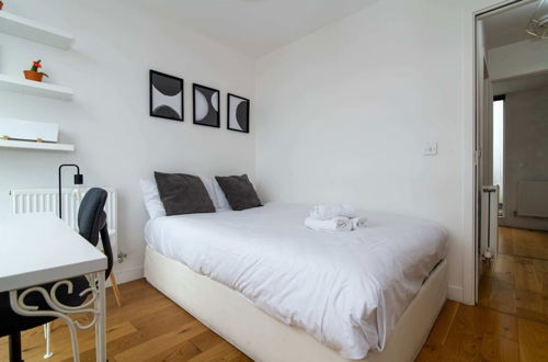 Photo 3 - Inviting 2BD Flat - 1 Min From Deptford Station
