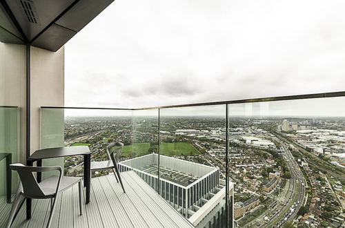 Photo 19 - Modern Sky-high Flat In North Acton