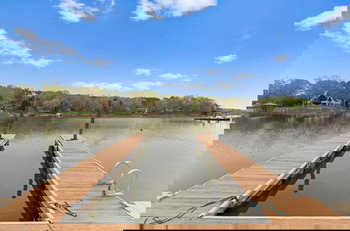 Foto 77 - Sleeps 22, Lakefront w/ Private Dock & Pool, 2 Houses Lake Living by Avantstay