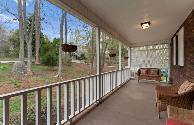 Sleeps 22, Lakefront w/ Private Dock & Pool, 2 Houses Lake Living by Avantstay - Photo 63
