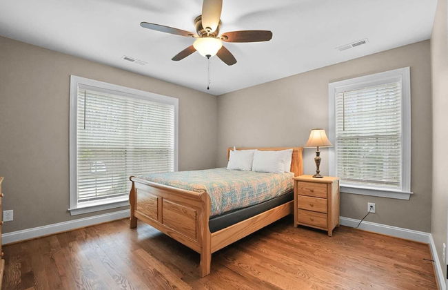 Sleeps 22, Lakefront w/ Private Dock & Pool, 2 Houses Lake Living by Avantstay - Photo 34