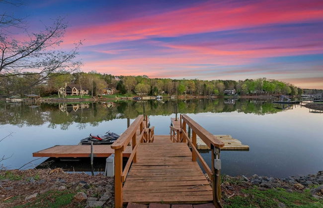 Sleeps 22, Lakefront w/ Private Dock & Pool, 2 Houses Lake Living by Avantstay - Photo 11