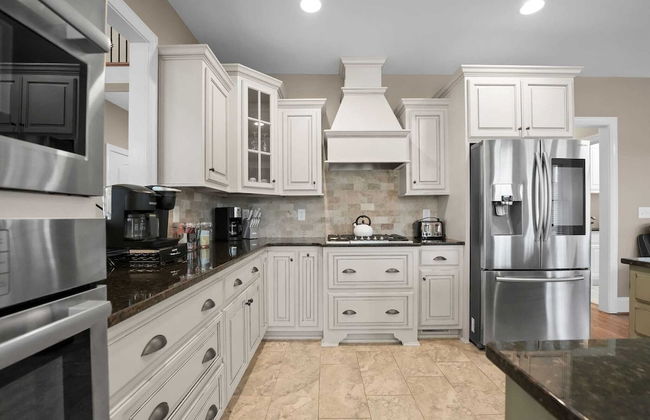 Sleeps 22, Lakefront w/ Private Dock & Pool, 2 Houses Lake Living by Avantstay - Photo 5