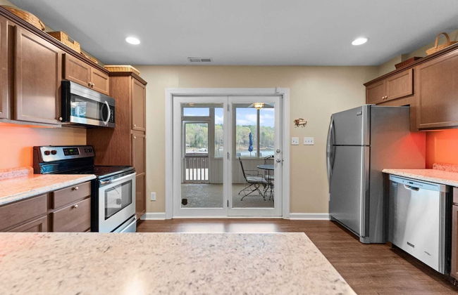 Sleeps 22, Lakefront w/ Private Dock & Pool, 2 Houses Lake Living by Avantstay - Photo 54