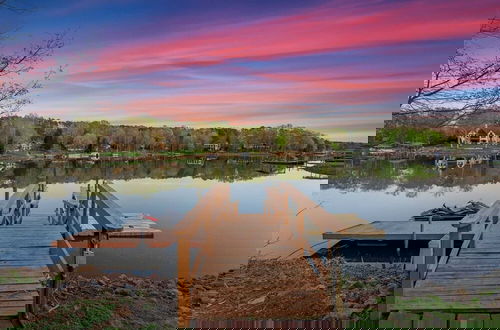 Foto 10 - Sleeps 22, Lakefront w/ Private Dock & Pool, 2 Houses Lake Living by Avantstay