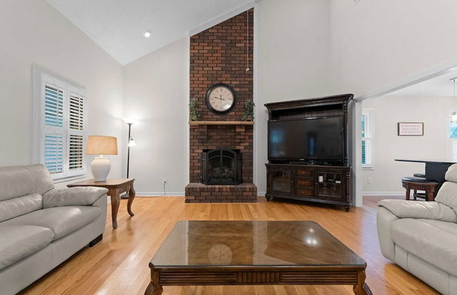 Sleeps 22, Lakefront w/ Private Dock & Pool, 2 Houses Lake Living by Avantstay - Photo 73