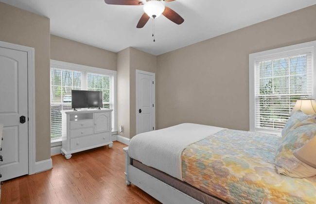 Sleeps 22, Lakefront w/ Private Dock & Pool, 2 Houses Lake Living by Avantstay - Photo 31