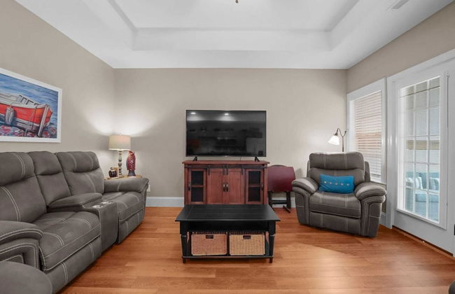 Sleeps 22, Lakefront w/ Private Dock & Pool, 2 Houses Lake Living by Avantstay - Photo 37