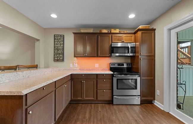Sleeps 22, Lakefront w/ Private Dock & Pool, 2 Houses Lake Living by Avantstay - Photo 55