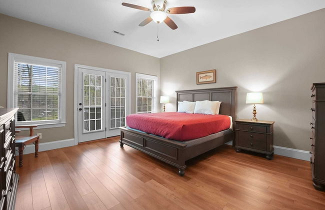 Sleeps 22, Lakefront w/ Private Dock & Pool, 2 Houses Lake Living by Avantstay - Photo 40