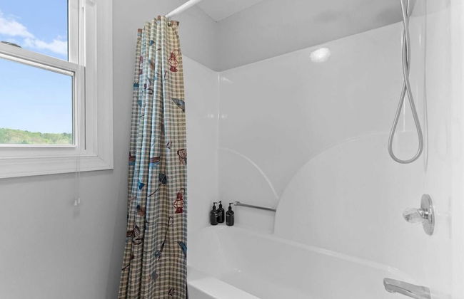 Sleeps 22, Lakefront w/ Private Dock & Pool, 2 Houses Lake Living by Avantstay - Photo 79