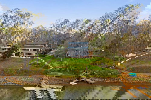 Foto 6 - Sleeps 22, Lakefront w/ Private Dock & Pool, 2 Houses Lake Living by Avantstay