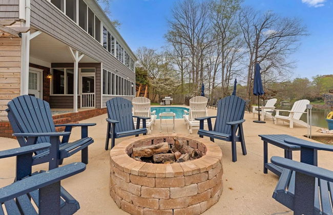 Sleeps 22, Lakefront w/ Private Dock & Pool, 2 Houses Lake Living by Avantstay - Photo 15