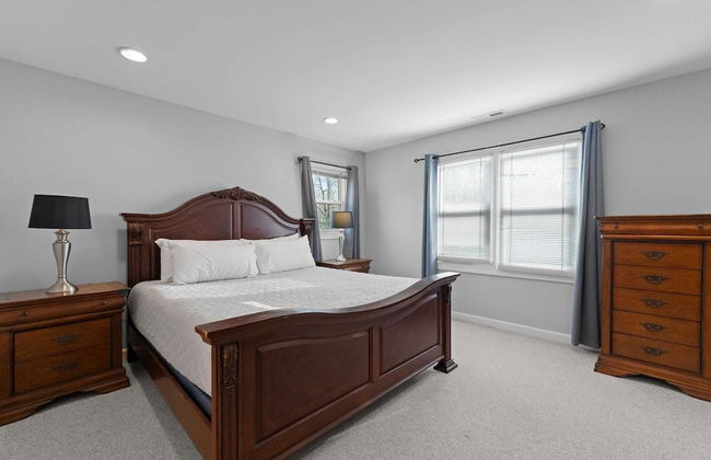 Sleeps 22, Lakefront w/ Private Dock & Pool, 2 Houses Lake Living by Avantstay - Photo 52