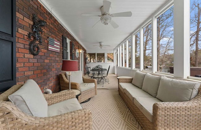 Sleeps 22, Lakefront w/ Private Dock & Pool, 2 Houses Lake Living by Avantstay - Photo 64