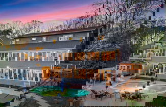 Foto 3 - Sleeps 22, Lakefront w/ Private Dock & Pool, 2 Houses Lake Living by Avantstay