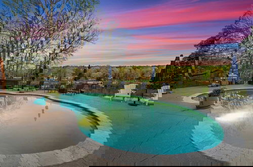 Foto 8 - Sleeps 22, Lakefront w/ Private Dock & Pool, 2 Houses Lake Living by Avantstay