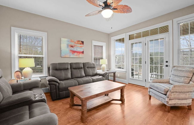 Sleeps 22, Lakefront w/ Private Dock & Pool, 2 Houses Lake Living by Avantstay - Photo 23