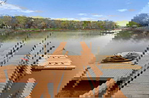Foto 76 - Sleeps 22, Lakefront w/ Private Dock & Pool, 2 Houses Lake Living by Avantstay