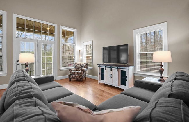 Sleeps 22, Lakefront w/ Private Dock & Pool, 2 Houses Lake Living by Avantstay - Photo 6