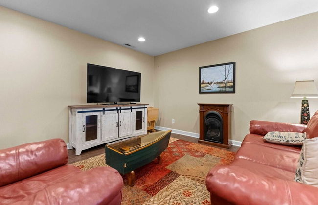 Sleeps 22, Lakefront w/ Private Dock & Pool, 2 Houses Lake Living by Avantstay - Photo 56